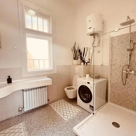 The Location Salon With Main Street View Apartment *