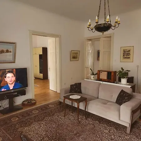 Apartman The Location Salon With Main Street View *